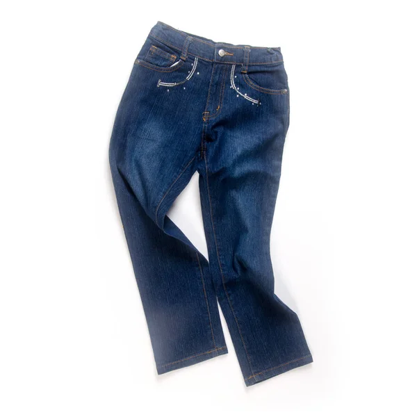 Džíny nebo modré džíny s konceptem na bílém pozadí nové. — Stock fotografie