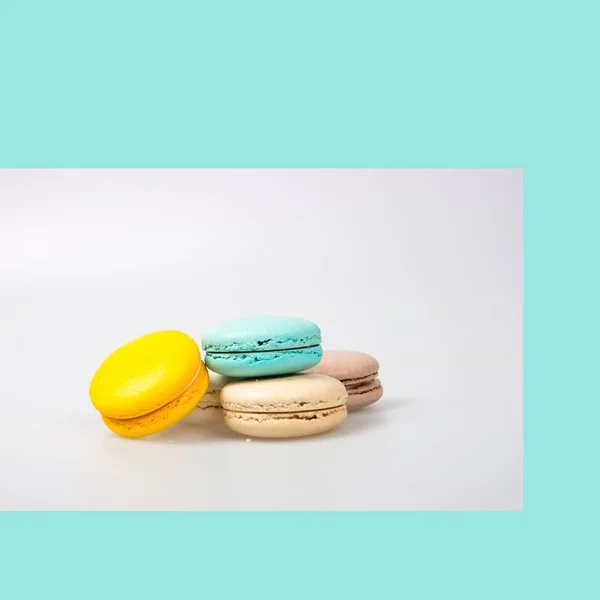 Macarons oder bunte Macarons auf einem Hintergrund. — Stockfoto