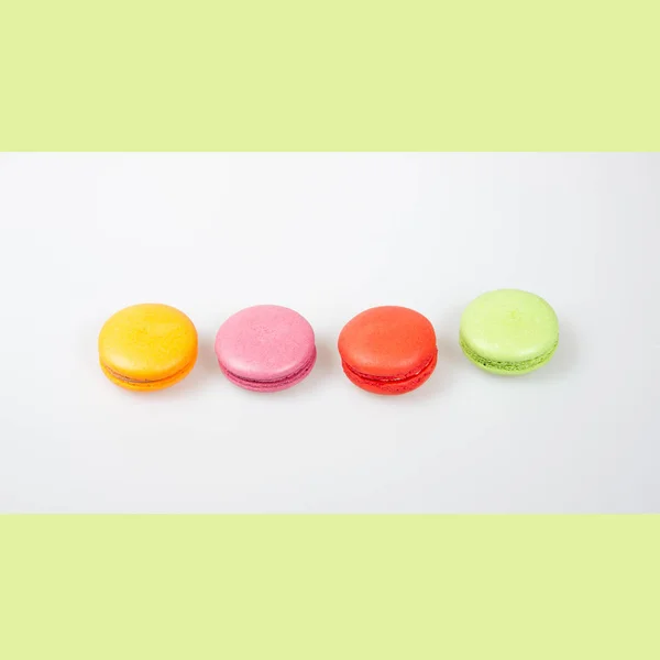 Macarons ou macarons colorés sur un fond . — Photo