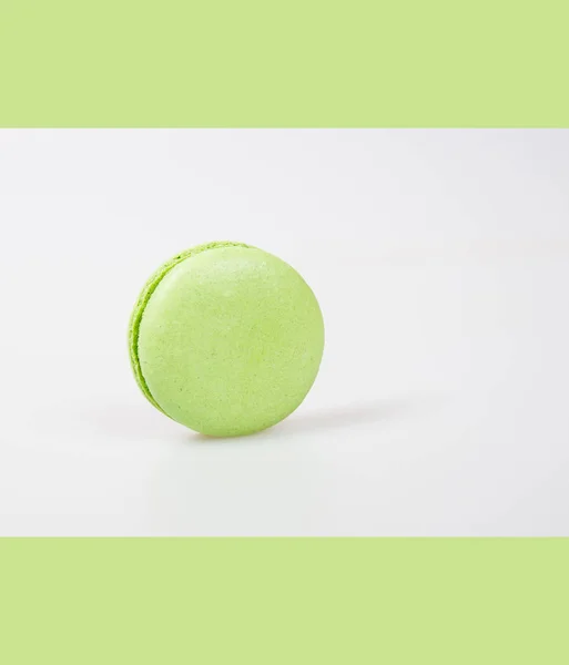 Macarons ou macarons colorés sur un fond . — Photo