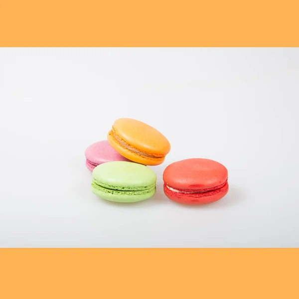 Macarons ou macarons colorés sur un fond . — Photo