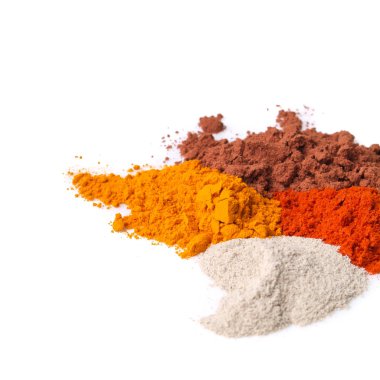 Yeni bir arkaplanda kırmızı biber tozu veya baharat karışımı.