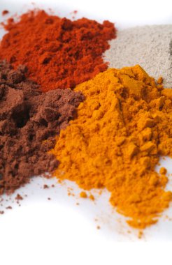 Yeni bir arkaplanda kırmızı biber tozu veya baharat karışımı.
