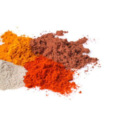 Yeni bir arkaplanda kırmızı biber tozu veya baharat karışımı.