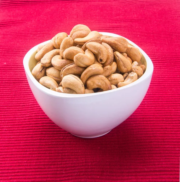 Nötter eller cashewnötter på bakgrunden nya. — Stockfoto