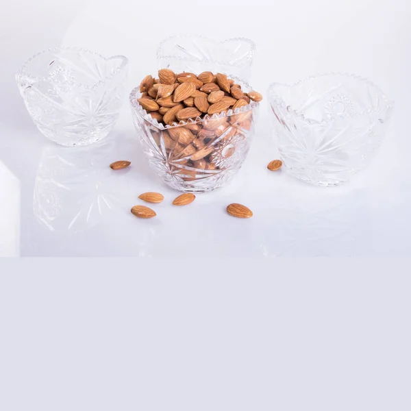 Nötter eller mandel nötter på en bakgrund nya. — Stockfoto