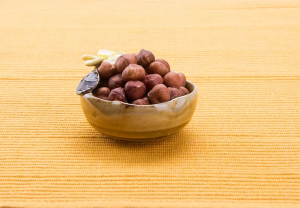 Nueces o avellanas sobre un fondo nuevo . — Foto de Stock