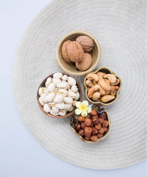 Nötter eller hasselnötter och blanda nötter på en bakgrund nya. — Stockfoto