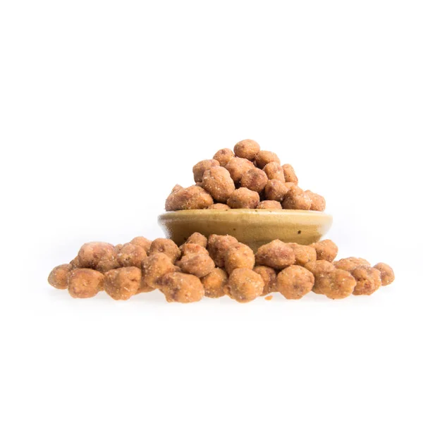 Nötter eller jordnötter med krispig beläggning på en bakgrund nya. — Stockfoto