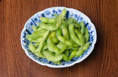 Yeni bir arkaplanda fasulye veya yeşil Japon soya fasulyesi.