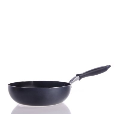 Yeni bir arkaplanda tava veya metal kızartma tavası.