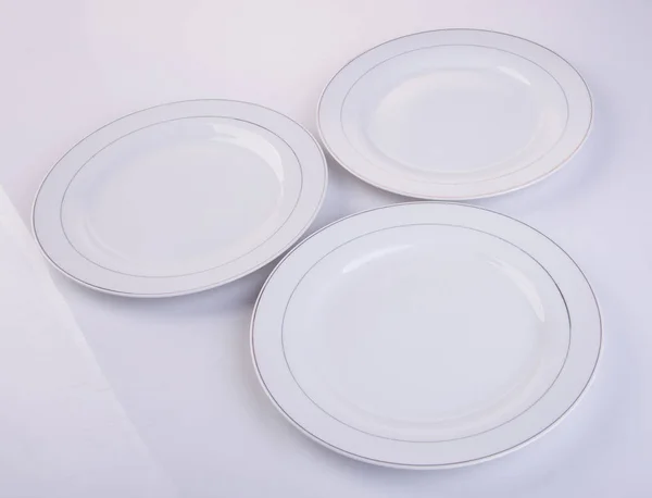 Тарелка или пустая тарелка на фоне новой . — стоковое фото