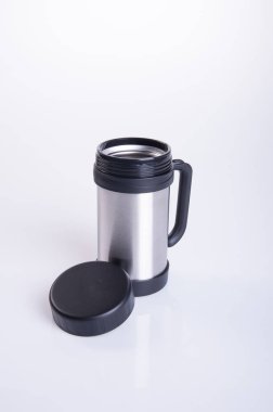Arka planda paslanmaz çelikten termodinamik ya da termo matara.
