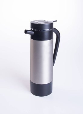 Arka planda paslanmaz çelikten termodinamik ya da termo matara.