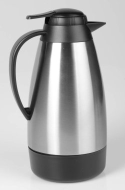 Arka planda paslanmaz çelikten termodinamik ya da termo matara.