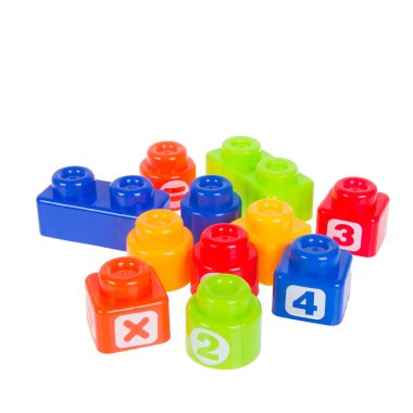 Yeni arkaplanda oyuncak ya da plastik yapı taşları.