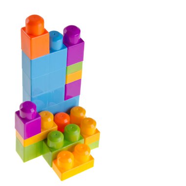 Yeni arkaplanda oyuncak ya da plastik yapı taşları.