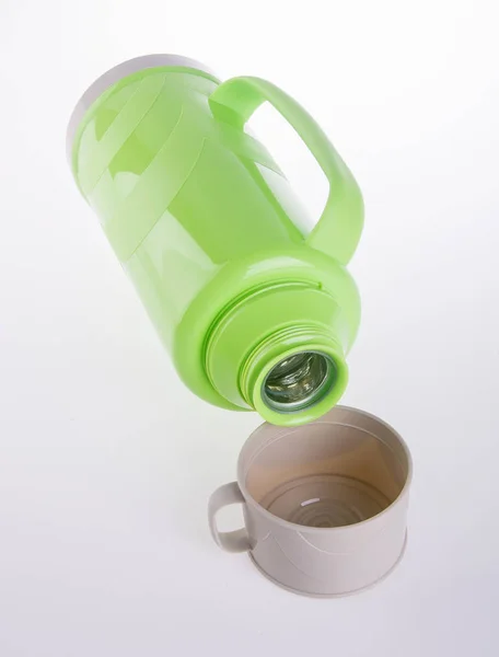 バックグラウンドでの熱またはプラスチック製の魔法瓶フラスコ新しい. — ストック写真