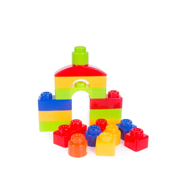 Іграшкові та пластичні будівельні блоки на задньому плані. — стокове фото