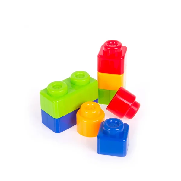 Jucărie sau blocuri de construcție din plastic pe fundal nou . — Fotografie, imagine de stoc