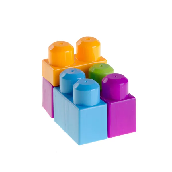 Іграшкові та пластичні будівельні блоки на задньому плані. — стокове фото