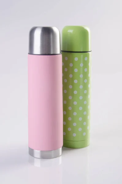Thermoflasche oder Thermoflasche auf neuem Hintergrund. Stockbild