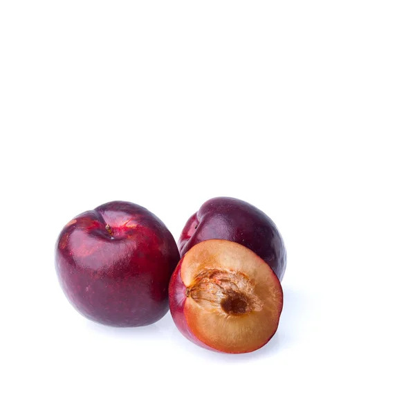 Plum atau Sweet Ripe Plum fruit pada latar belakang baru . — Stok Foto