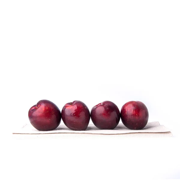 Pruim of zoet rijp Pruim fruit op een achtergrond nieuw. — Stockfoto