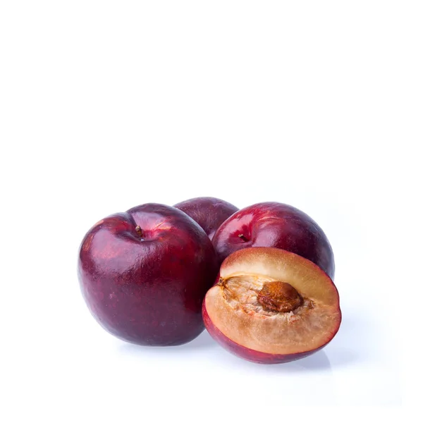 Ciruela o fruta dulce de ciruela madura sobre un fondo nuevo . — Foto de Stock