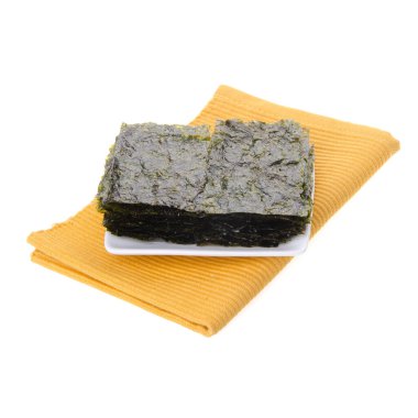 Arka planda deniz yosunu ya da yosun atıştırmalığı var.