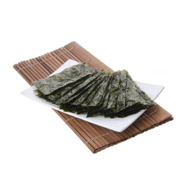 Arka planda deniz yosunu ya da yosun atıştırmalığı var.