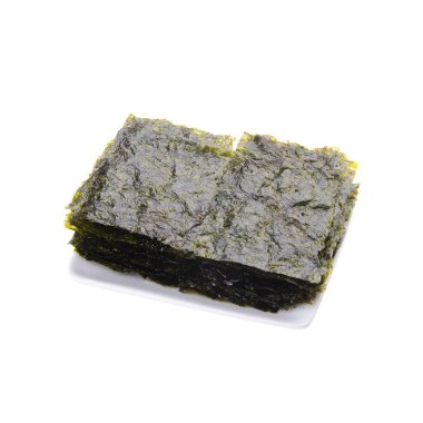 Arka planda deniz yosunu ya da yosun atıştırmalığı var.