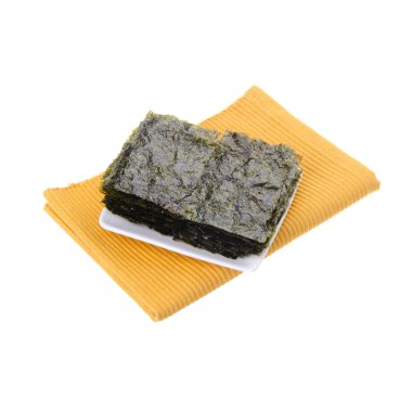 Arka planda deniz yosunu ya da yosun atıştırmalığı var.