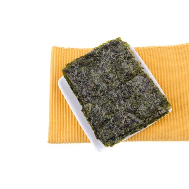 Arka planda deniz yosunu ya da yosun atıştırmalığı var.