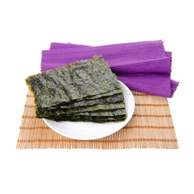 Arka planda deniz yosunu ya da yosun atıştırmalığı var.