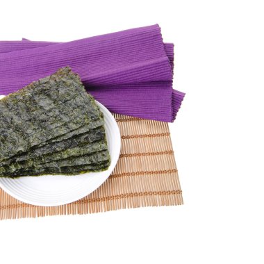 Arka planda deniz yosunu ya da yosun atıştırmalığı var.