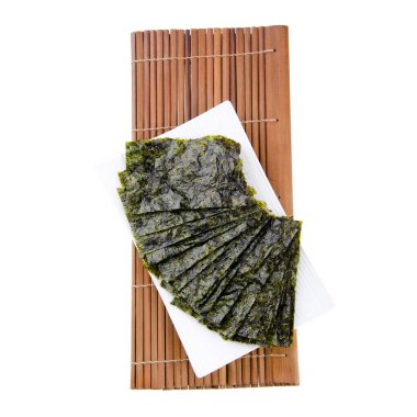 Arka planda deniz yosunu ya da yosun atıştırmalığı var.