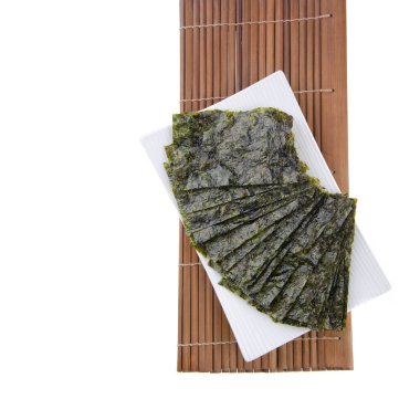 Arka planda deniz yosunu ya da yosun atıştırmalığı var.