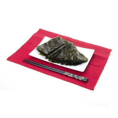 Arka planda deniz yosunu ya da yosun atıştırmalığı var.