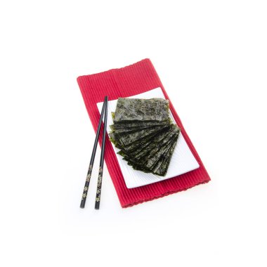 Arka planda deniz yosunu ya da yosun atıştırmalığı var.