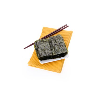 Arka planda deniz yosunu ya da yosun atıştırmalığı var.