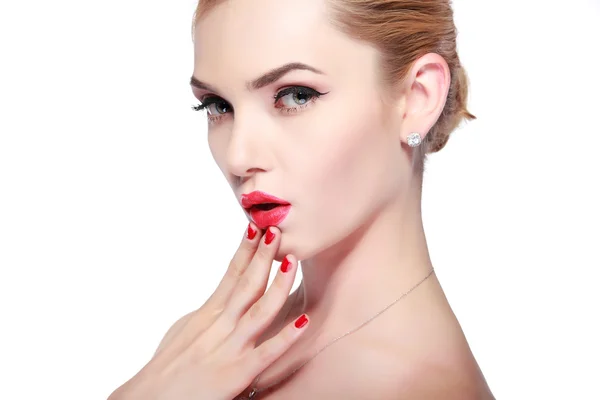 Retrato de mujer joven con labios rojos — Foto de Stock
