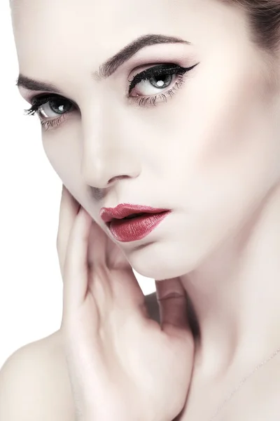 Porträtt av ung kvinna med röda läppar — Stockfoto
