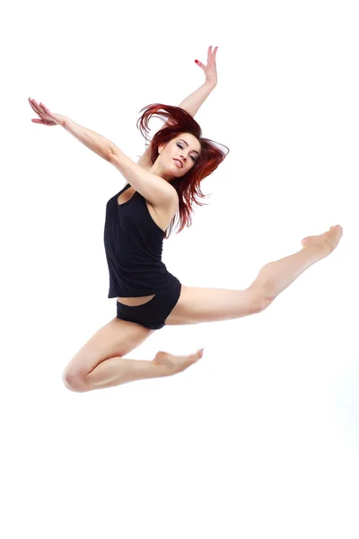 Vackra balettdansös som poserar i studio — Stockfoto