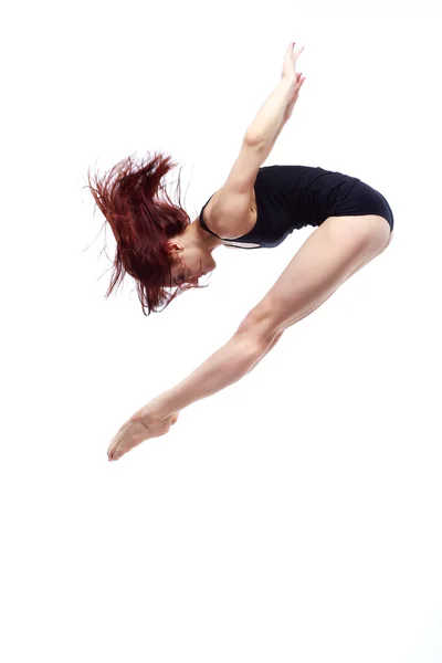 Bela bailarina posando em estúdio — Fotografia de Stock