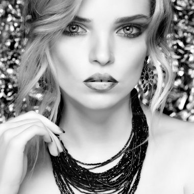 Gümüş arka plan üzerinde kız moda portre