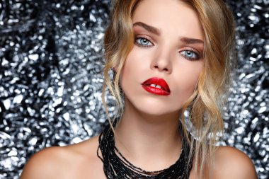 Gümüş arka plan üzerinde kız moda portre