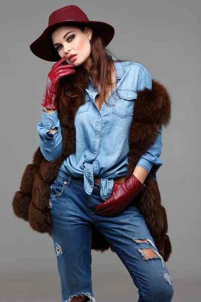 Portrait of beautiful girl in hat — Stock Photo, Image