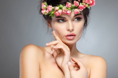 Gül çelenk saç ile esmer kız