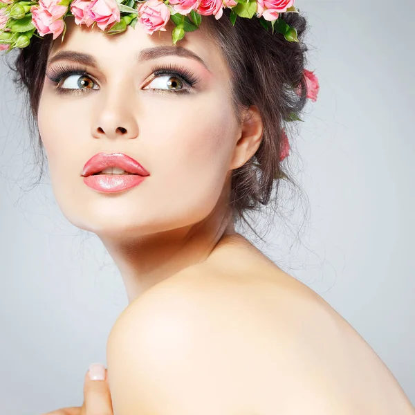 Brunette meisje met rozen chaplet in haar — Stockfoto
